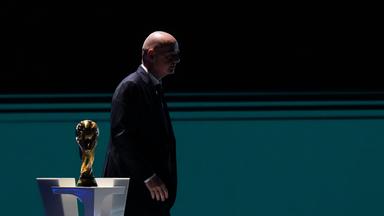 Kanada, Vancouver: FIFA-Präsident Gianni Infantino geht nach seiner Rede während des 76. FIFA-Kongresses am WM-Pokal vorüber.