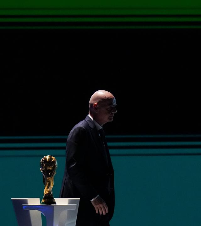 Kanada, Vancouver: FIFA-Präsident Gianni Infantino geht nach seiner Rede während des 76. FIFA-Kongresses am WM-Pokal vorüber.