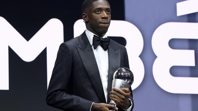 Katar, Doha: Der zum Weltfußballer gekürte Ousmane Dembele von Paris Saint-Germain steht bei der Gala zur Verkündung der FIFA-Awards in der Fairmont Katara Hall auf der Bühen.