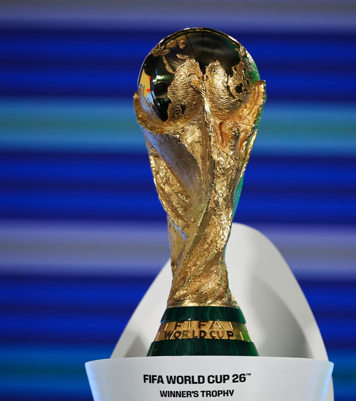 Archiv: WM-Qualifikation Europa, die FIFA-WM 2026 Trophäe ist vor der Auslosungszeremonie für die Fußball-Weltmeisterschaft 2026 Qualifikation zu sehen.