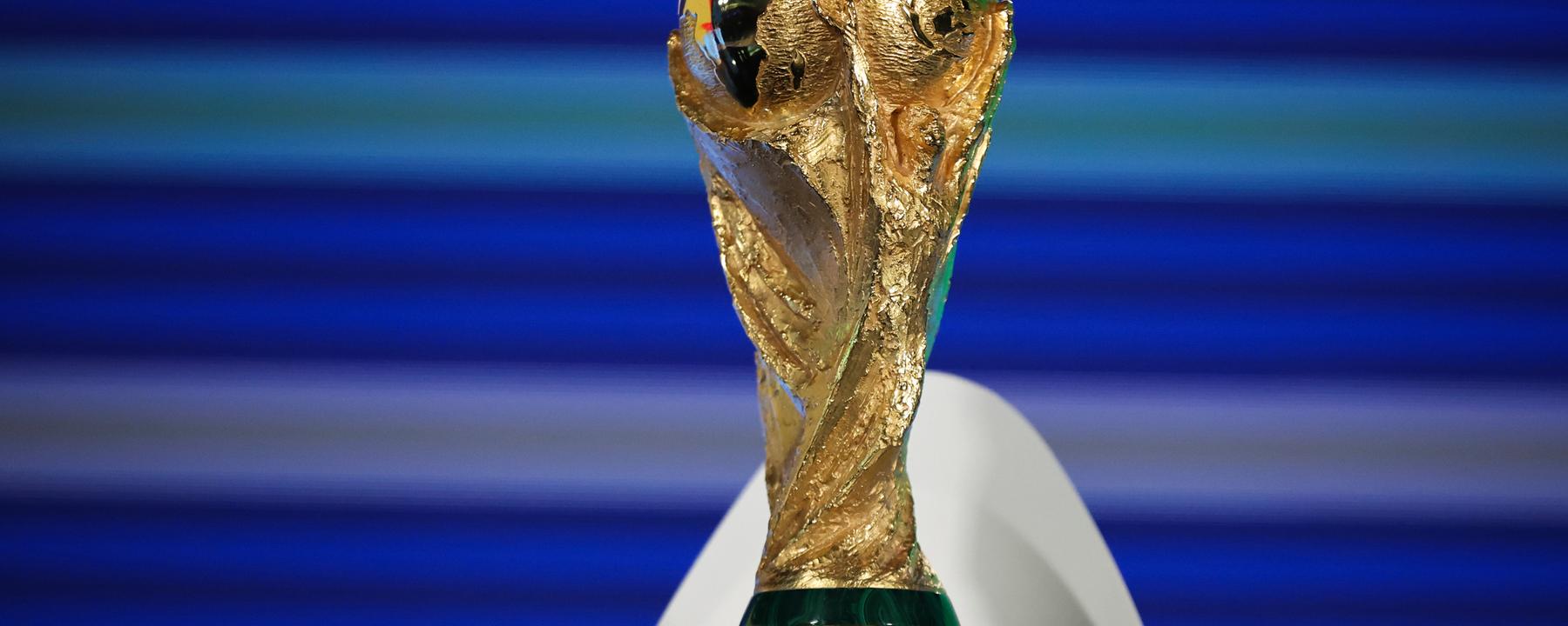 Archiv: WM-Qualifikation Europa, die FIFA-WM 2026 Trophäe ist vor der Auslosungszeremonie für die Fußball-Weltmeisterschaft 2026 Qualifikation zu sehen.