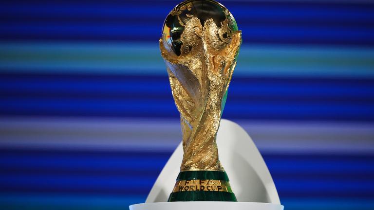 Archiv: WM-Qualifikation Europa, die FIFA-WM 2026 Trophäe ist vor der Auslosungszeremonie für die Fußball-Weltmeisterschaft 2026 Qualifikation zu sehen.