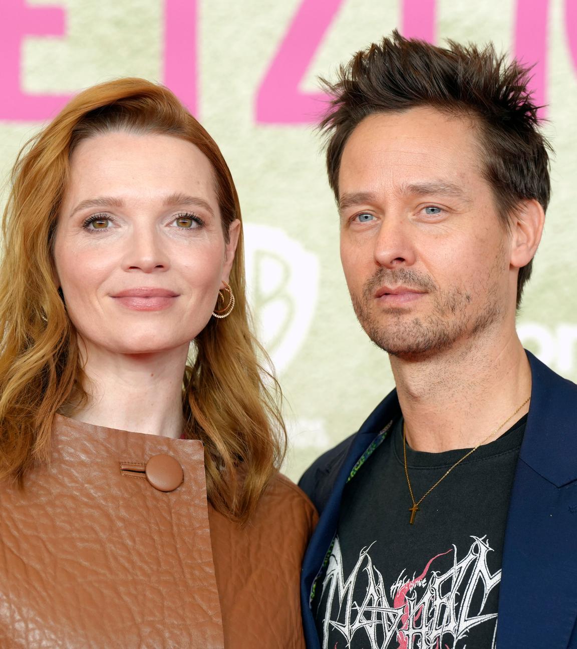 Eine Frau steht links neben einem Mann.