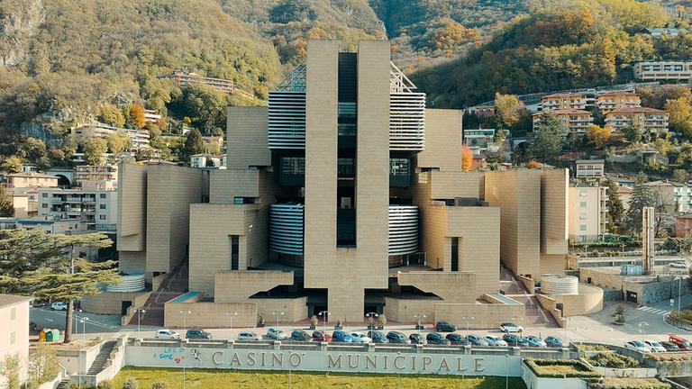 Man sieht ein modernes, großes Gebäude.