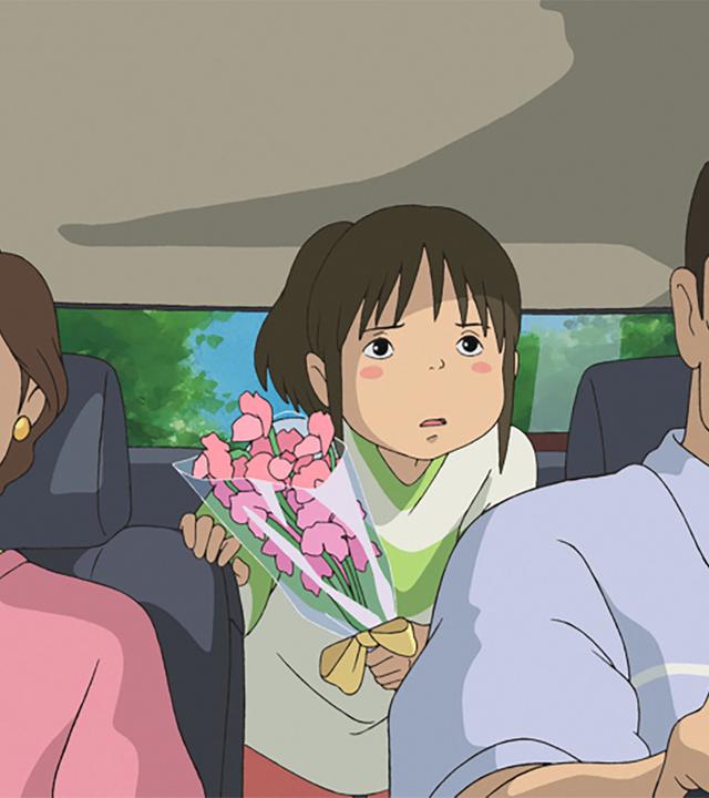 Szene aus einem Anime-Film: Eine Familie aus Mutter, Vater, Tochter, fährt in einem Auto.