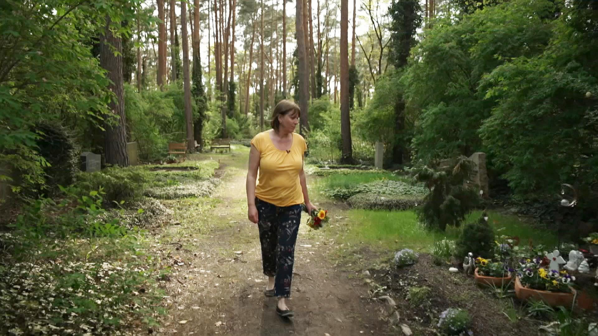 Screenshot aus Frontal: Drei Gründe, warum Deutschland ein Opioid-Problem hat. Tanja auf dem Friedhof