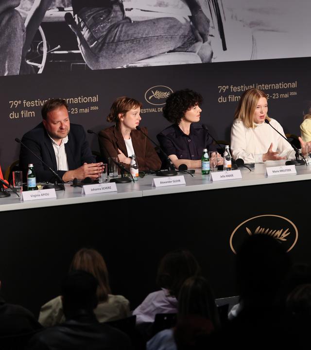 Virginie Apiou, Johanna Scherz, Alexander Glehr, Jella Haase, Marie Kreutzer, Lea Seydoux, Catherine Deneuve und Laurence Rupp bei der Pressekonferenz zum Film "Gentle Monster" in Cannes.