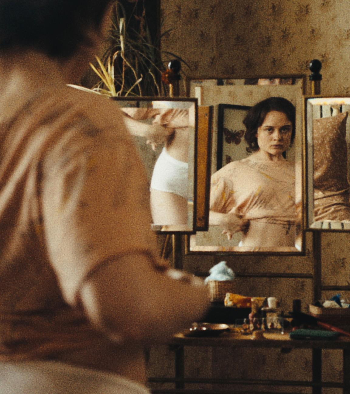 Filmszene: "In Die Sonne Schauen" von Regisseurin Mascha Schilinski 