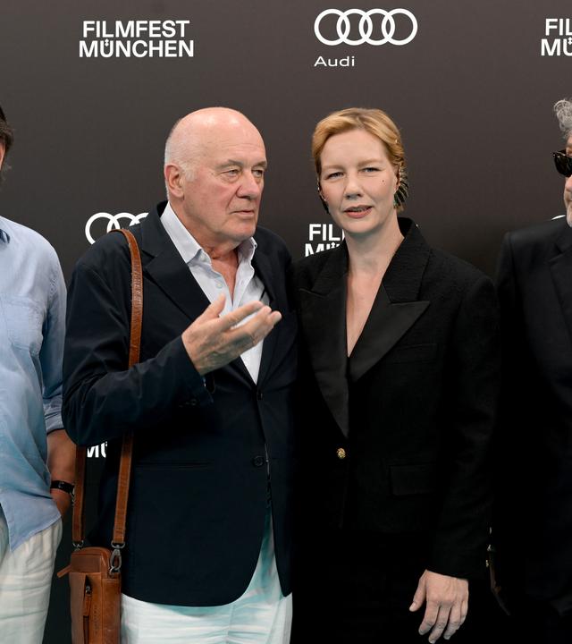 Die Darsteller Devid Striesow (l-r), Hanns Zischler, Sandra Hüller und Regisseur Pawel Pawlikowski stehen bei der offiziellen Eröffnung des 43. Filmfest München mit dem Film Vaterland in der Isarphilharmonie im HP8 auf dem Blauen Teppich.