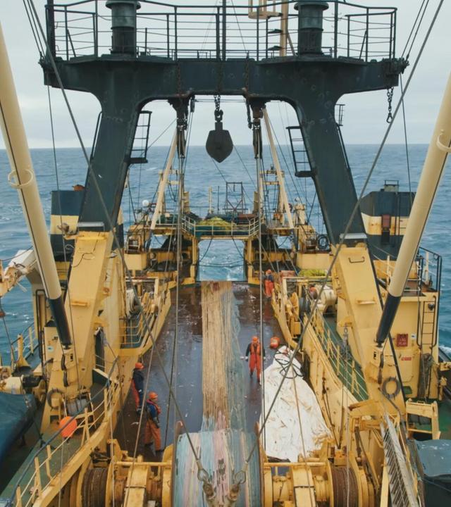 Man sieht das Deck eines großen Fischkutters.