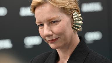 Bayern, München: Die Hauptdarstellerin Sandra Hüller steht bei der Offiziellen Eröffnung des 43. Filmfest München mit dem Film Vaterland in der Isarphilharmonie im HP8 auf dem Blauen Teppich.