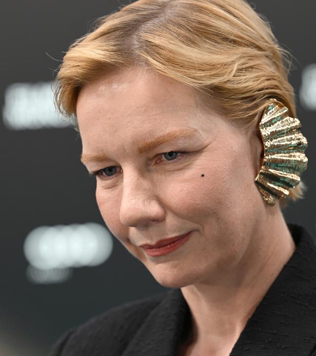 Bayern, München: Die Hauptdarstellerin Sandra Hüller steht bei der Offiziellen Eröffnung des 43. Filmfest München mit dem Film Vaterland in der Isarphilharmonie im HP8 auf dem Blauen Teppich.
