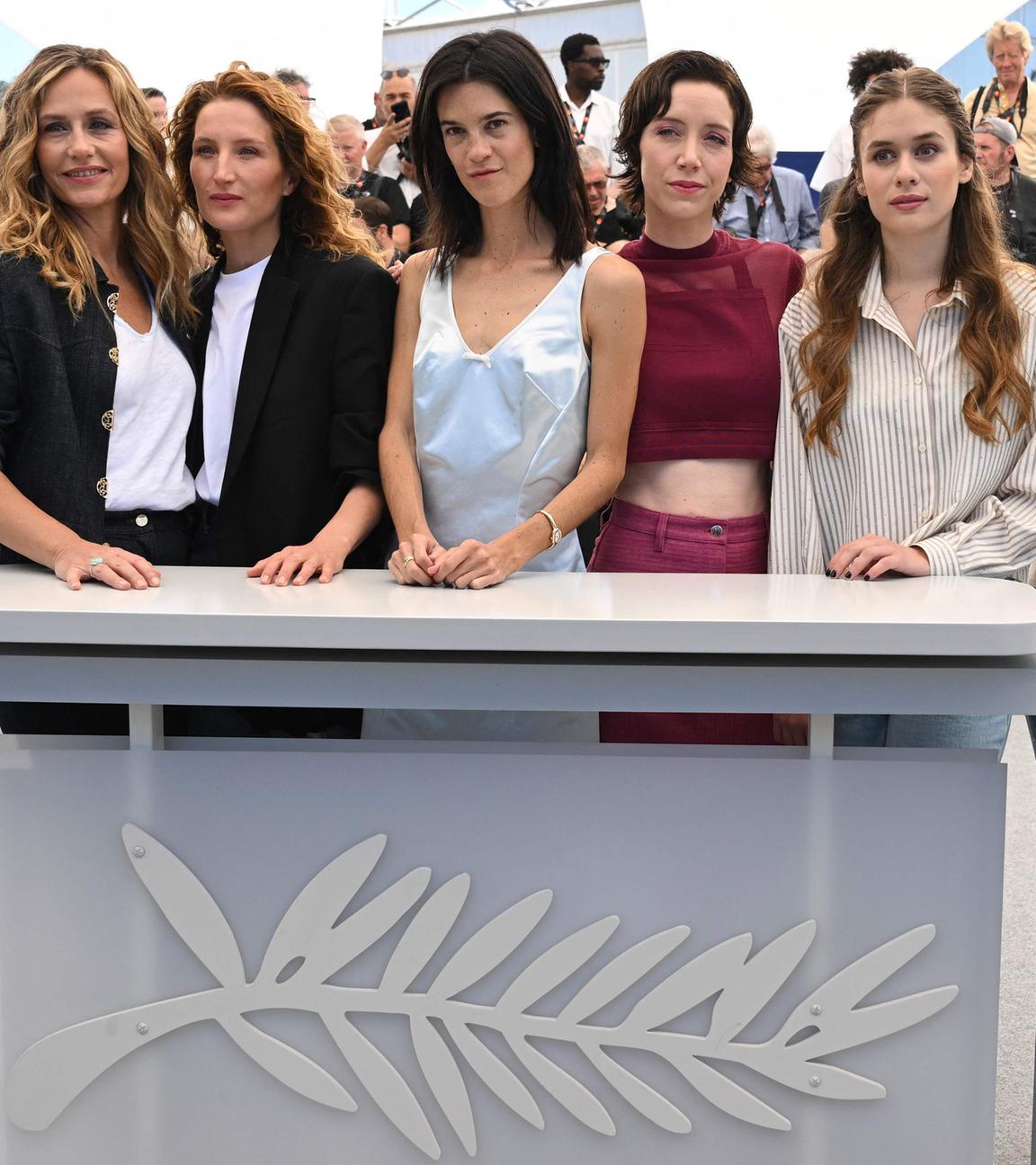 Schauspielerinnen des Films 'La venue de l'avenir - Die Farben der Zeit' posieren für ein Foto.