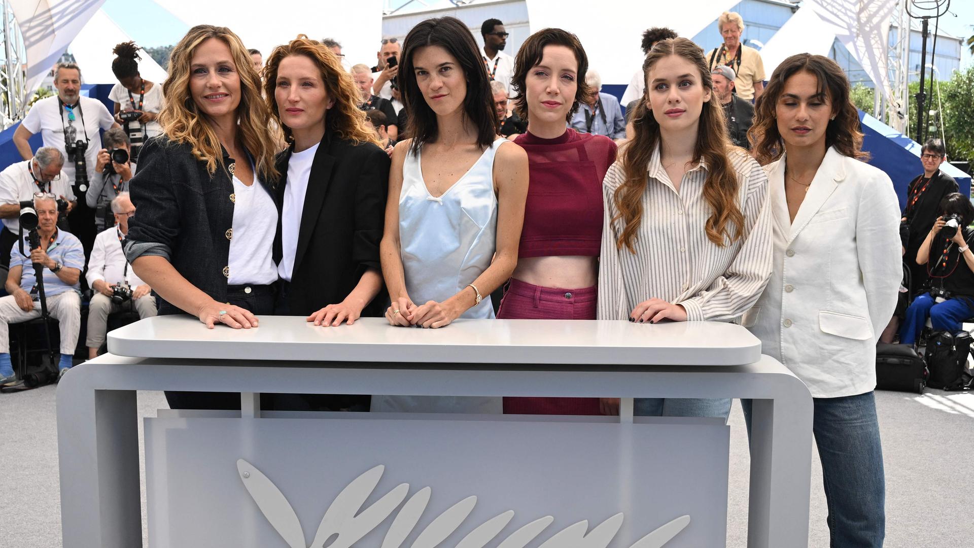 Schauspielerinnen des Films 'La venue de l'avenir - Die Farben der Zeit' posieren für ein Foto.
