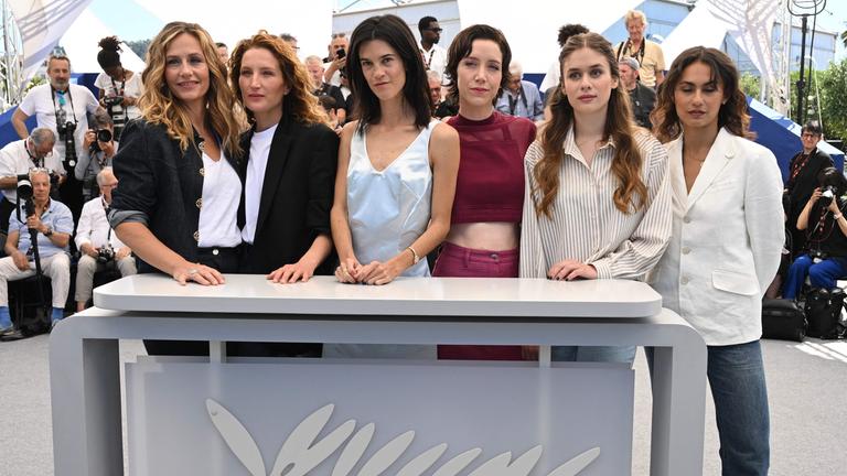 Schauspielerinnen des Films 'La venue de l'avenir - Die Farben der Zeit' posieren für ein Foto.