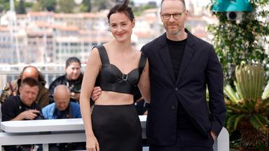 Renate Reinsve und Joachim Trier posieren beim Photocall des Films Sentimental Value auf dem Filmfestival in Cannes.