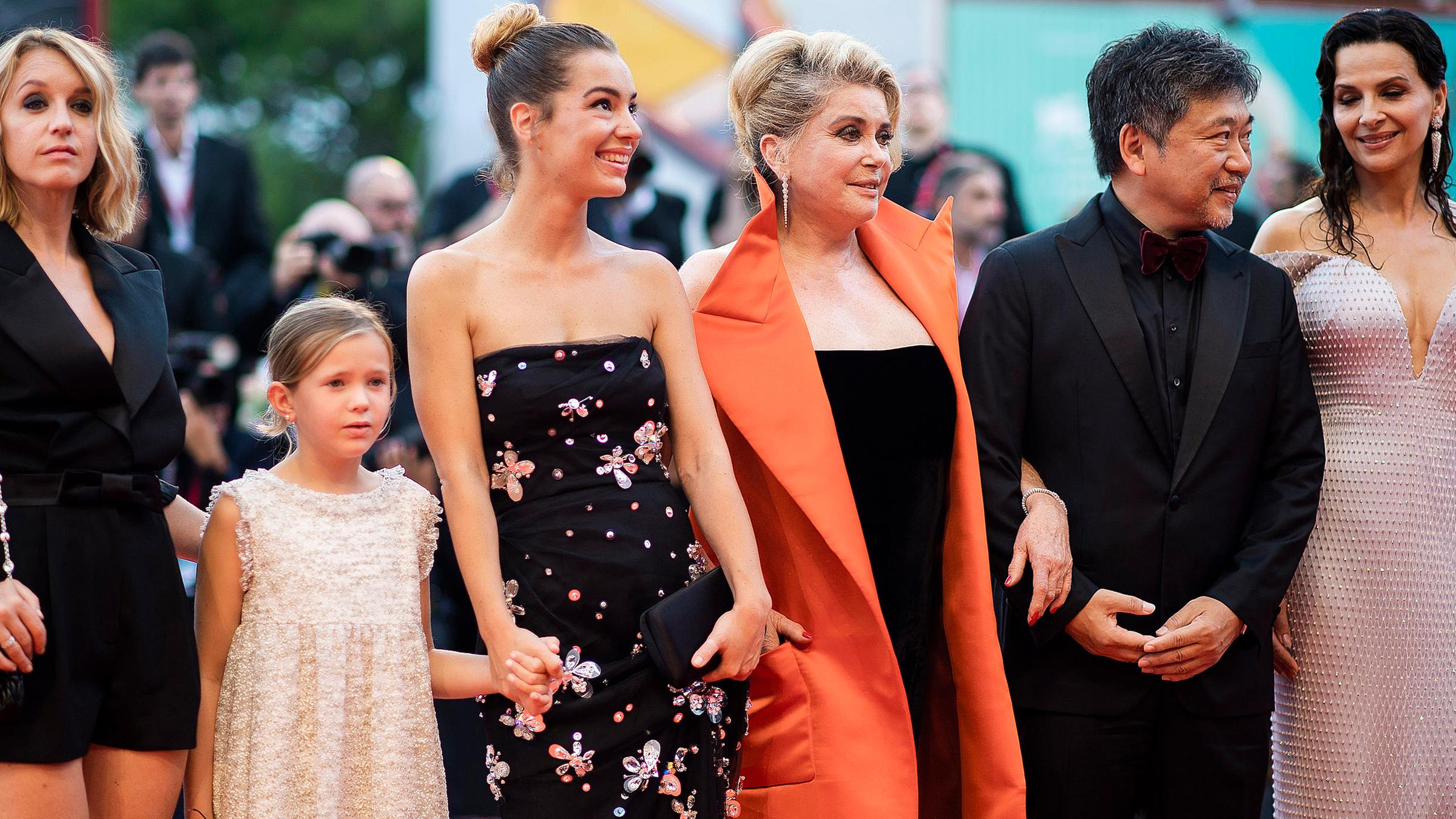 Auf dem roten Teppich beim Filmfestival in Venedig: (vr) Juliette Binoche, Kore-Eda Hirokazu, Catherine Deneuve, Manon Clavel, Clementine Grenier, Ludivine Sagnier am 28.08.2019