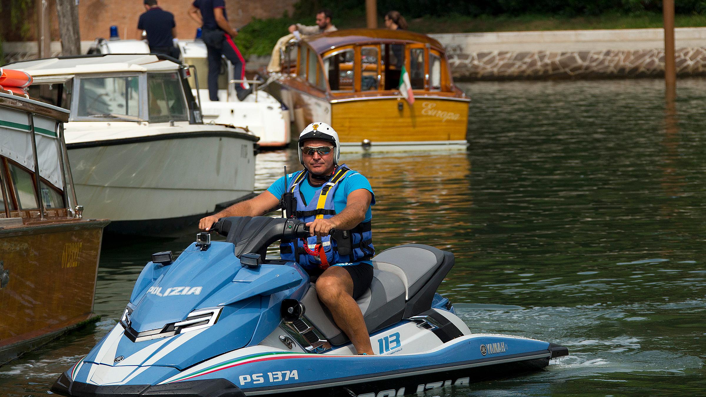 Einsatzkräfte der Polizei sorgen für die Sicherheit, am 28.08.2019 beim Filmfestival in Venedig