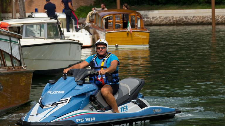 Einsatzkräfte der Polizei sorgen für die Sicherheit, am 28.08.2019 beim Filmfestival in Venedig