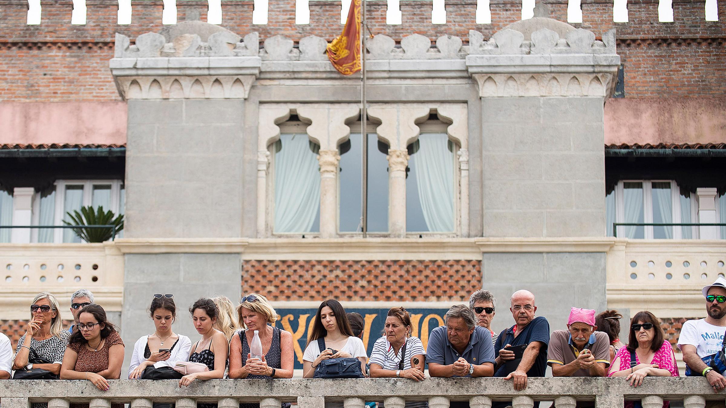 Fans warten auf die Ankunft der Stars, am 28.08.2019  in Venedig