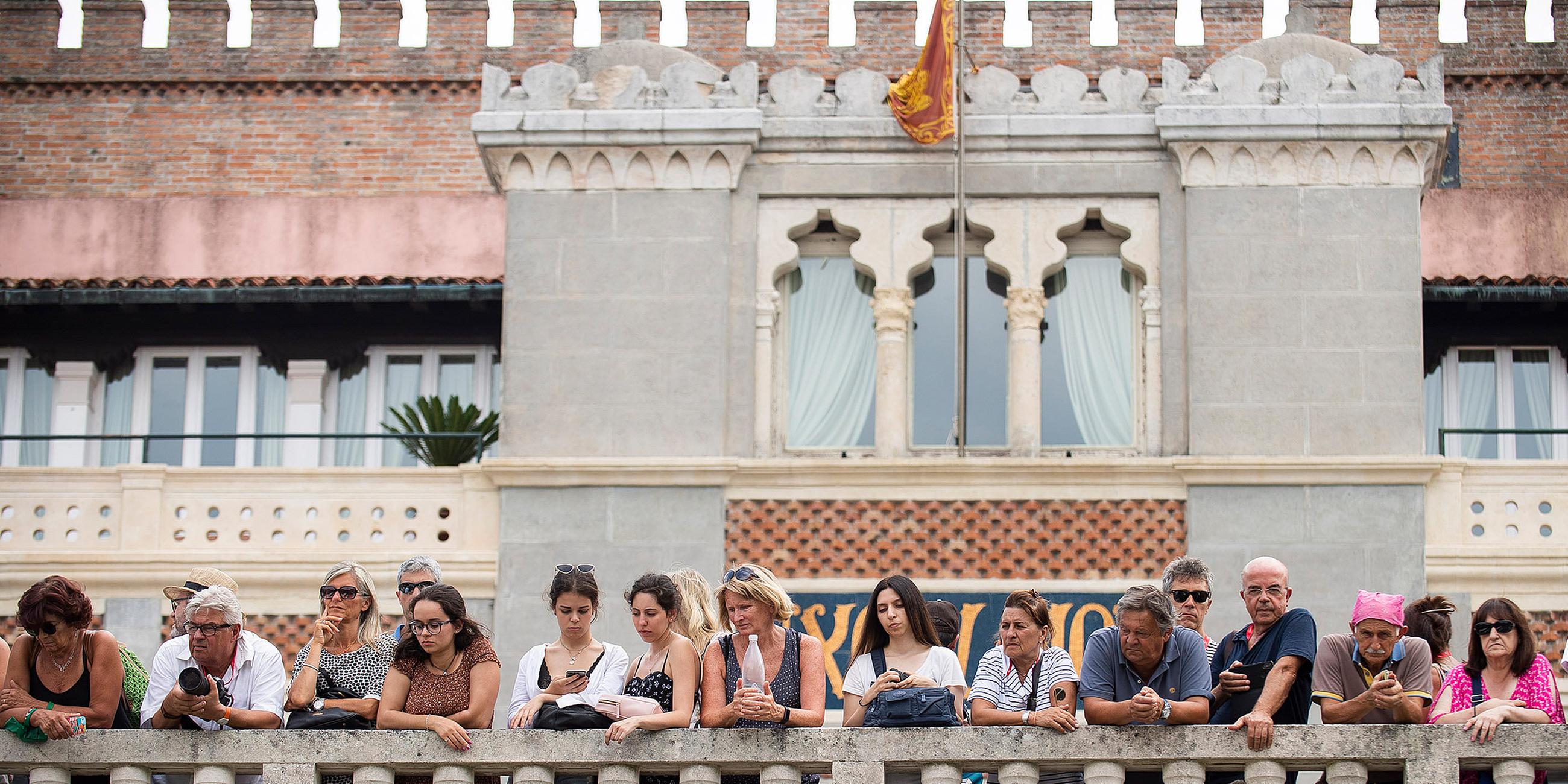 Fans warten auf die Ankunft der Stars, am 28.08.2019  in Venedig