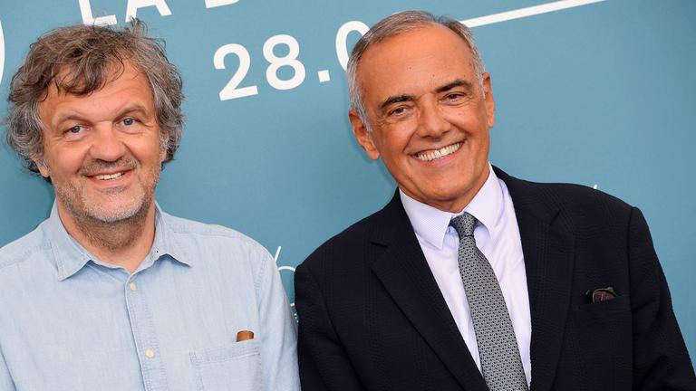 Emir Kusturica (l), diesjähriger Jurypräsident des "Luigi de Laurentiis" Preises für einen Debütfilm und Alberto Barbera, italienischer Schauspieler, am 28.08.2019  in Venedig