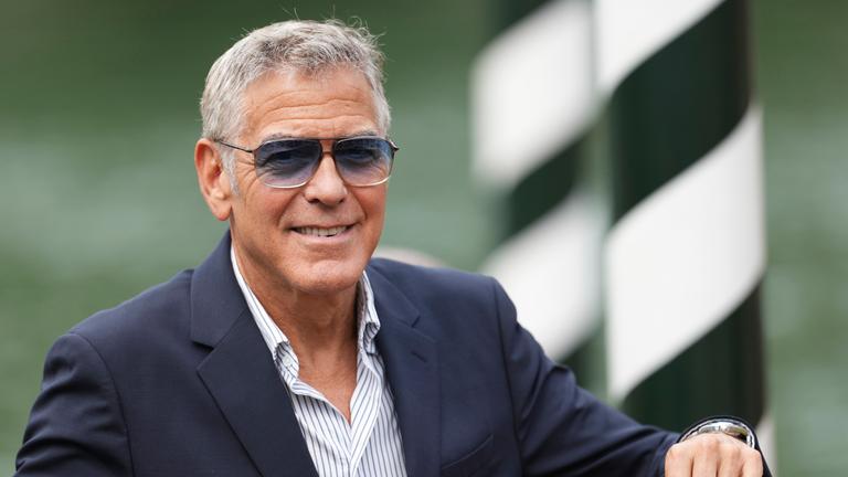 Auf dem Bild zu sehen ist: George Clooney in einer Nahaufnahme 