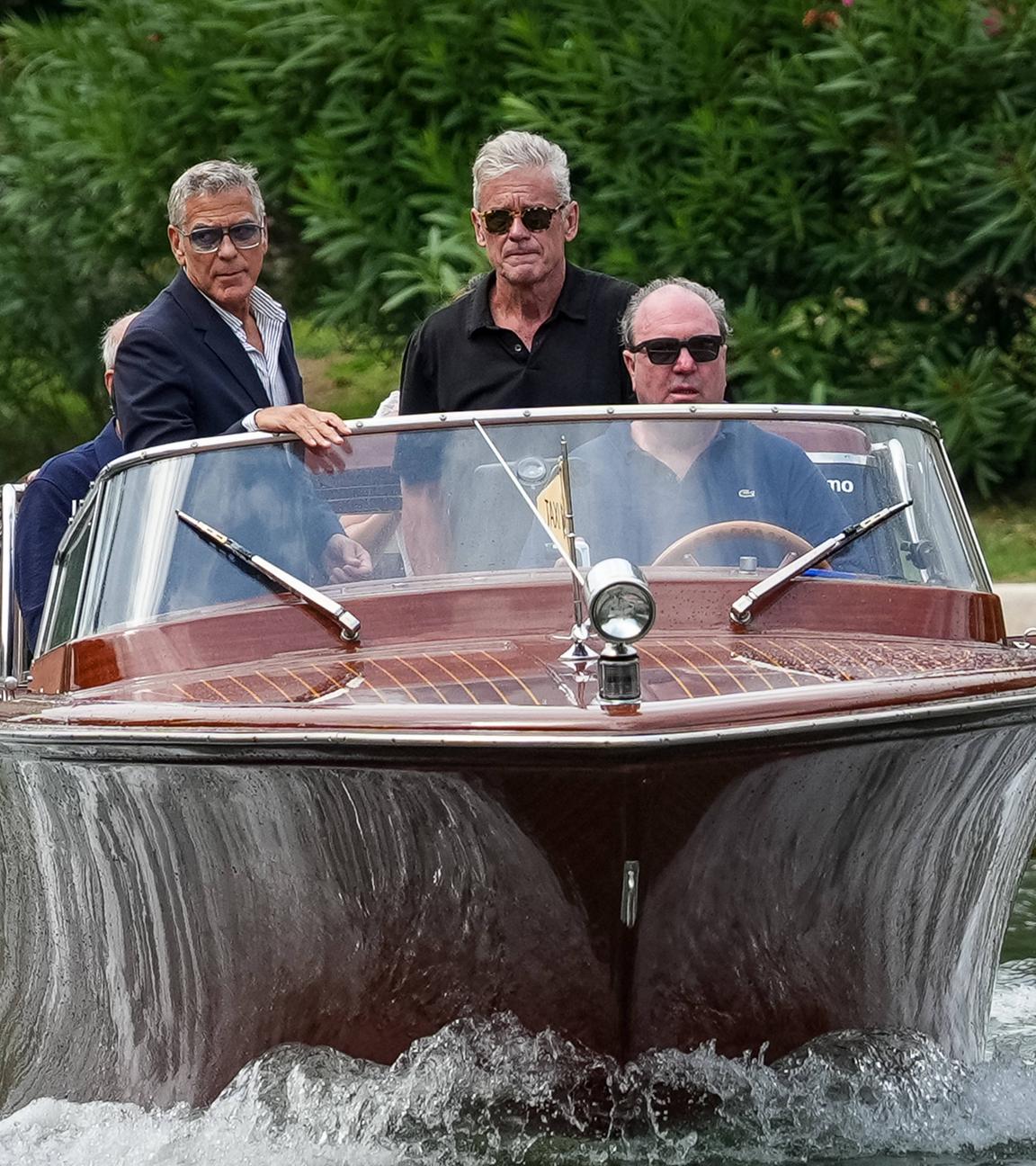 Schauspiele George Clooney und weitere Personen sitzen in einem kleinem Boot.