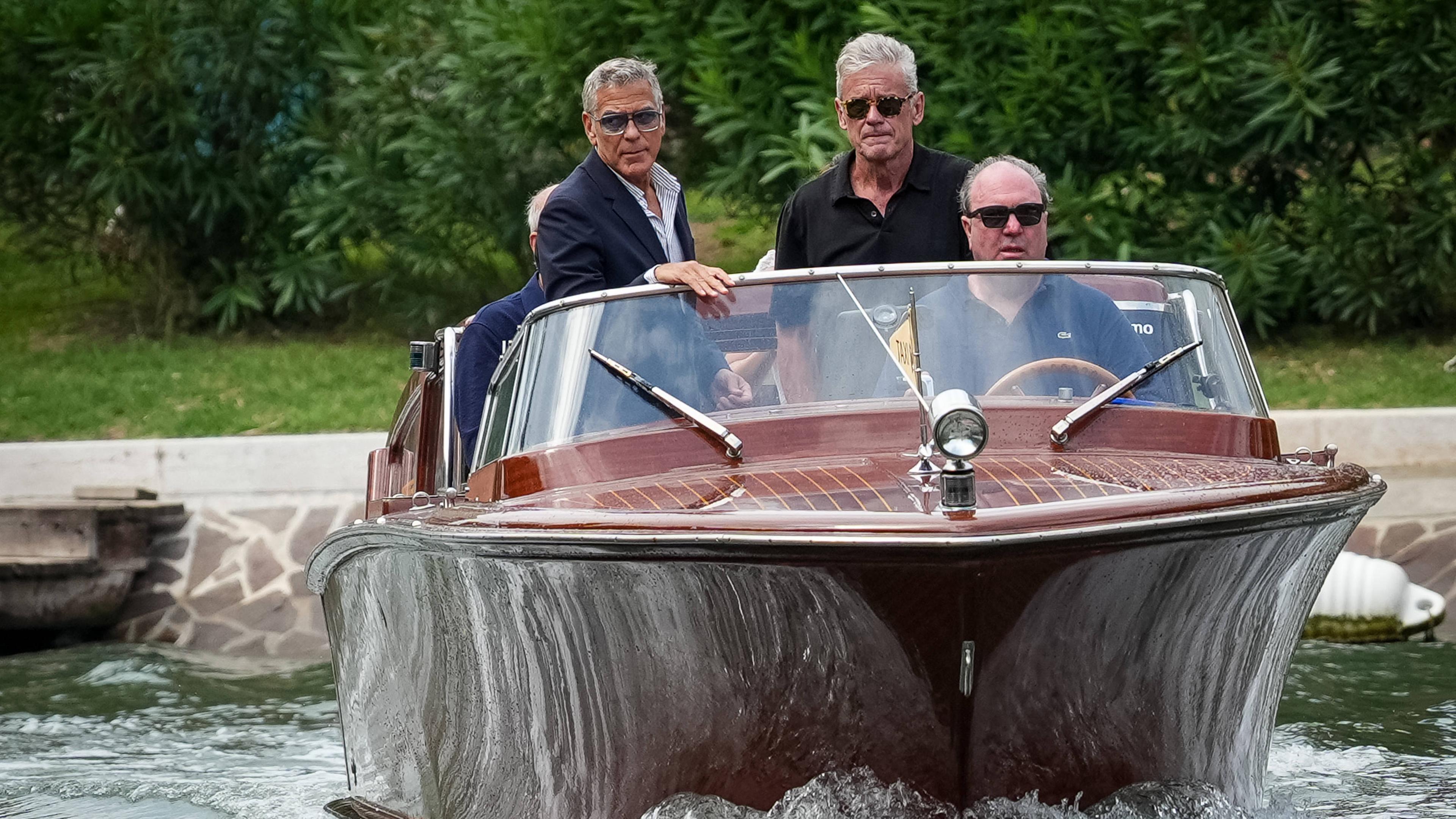 Schauspiele George Clooney und weitere Personen sitzen in einem kleinem Boot.