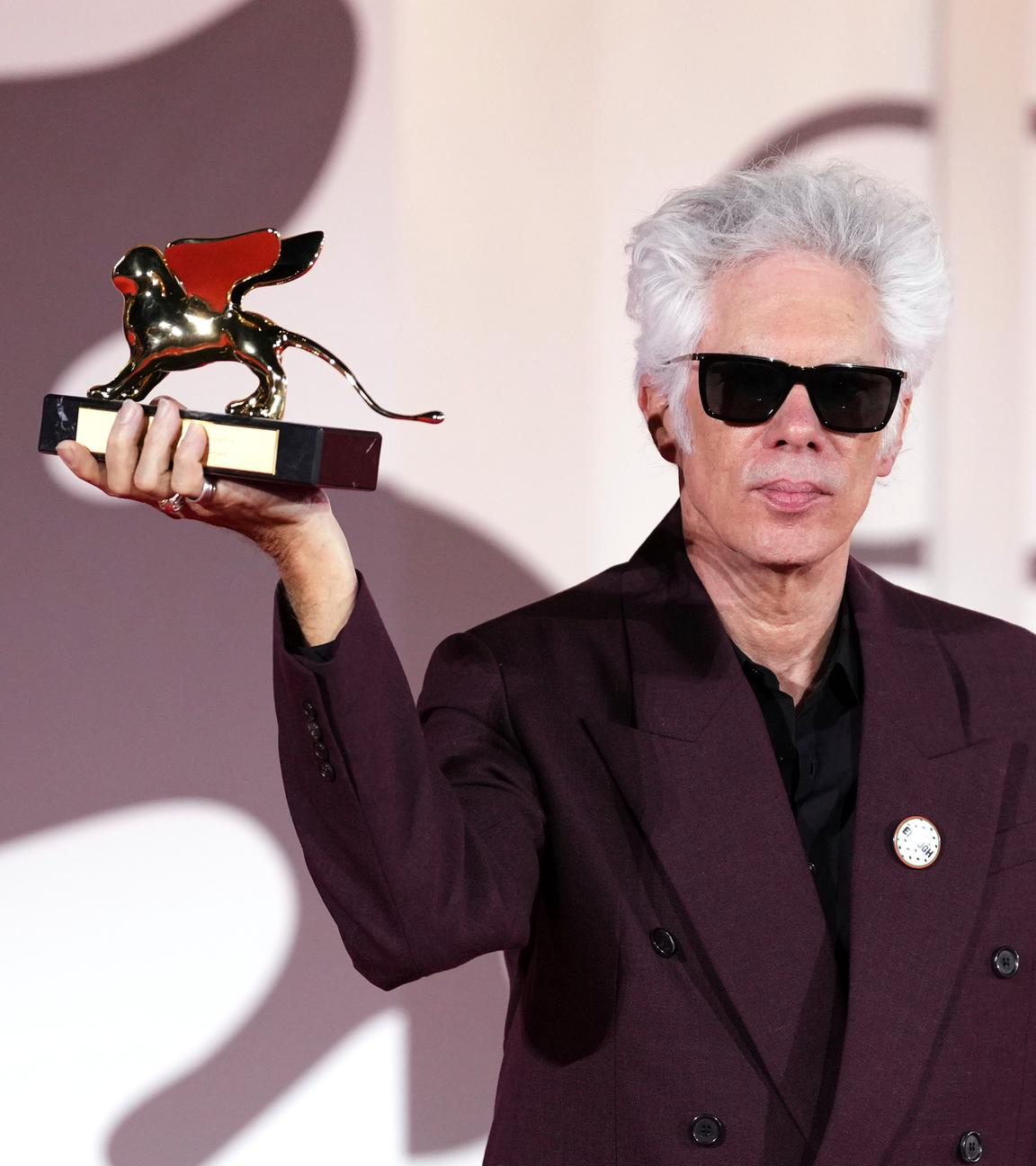 Regisseur Jim Jarmusch, Gewinner des Goldenen Löwen für den besten Film für "Father Mother Sister Brother", posiert für die Fotografen bei der Preisverleihung während der 82. Ausgabe der Filmfestspiele von Venedig.