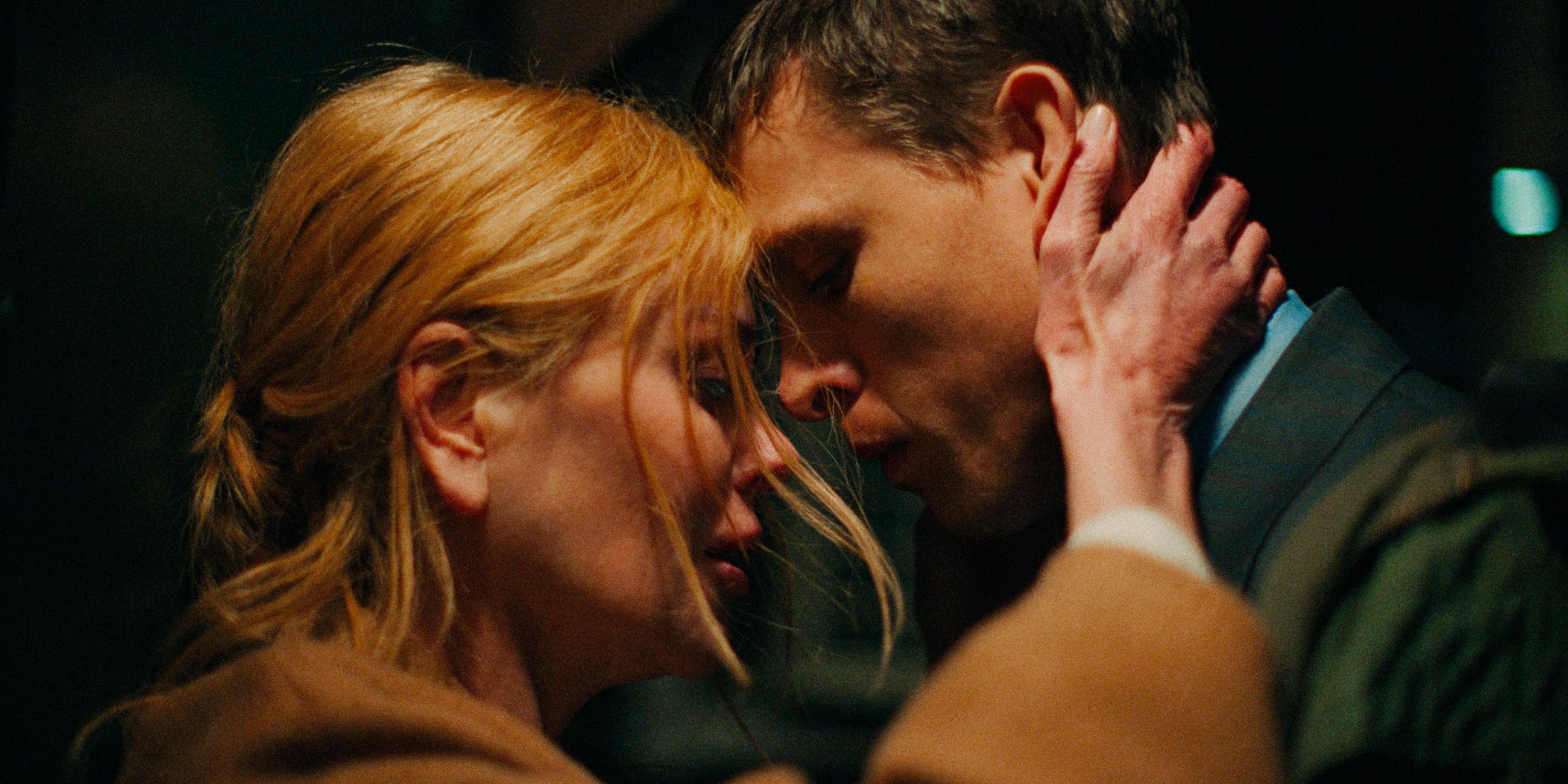 Nicole Kidman (links) und Harris Dickinson in einer Szene aus „Babygirl“.
