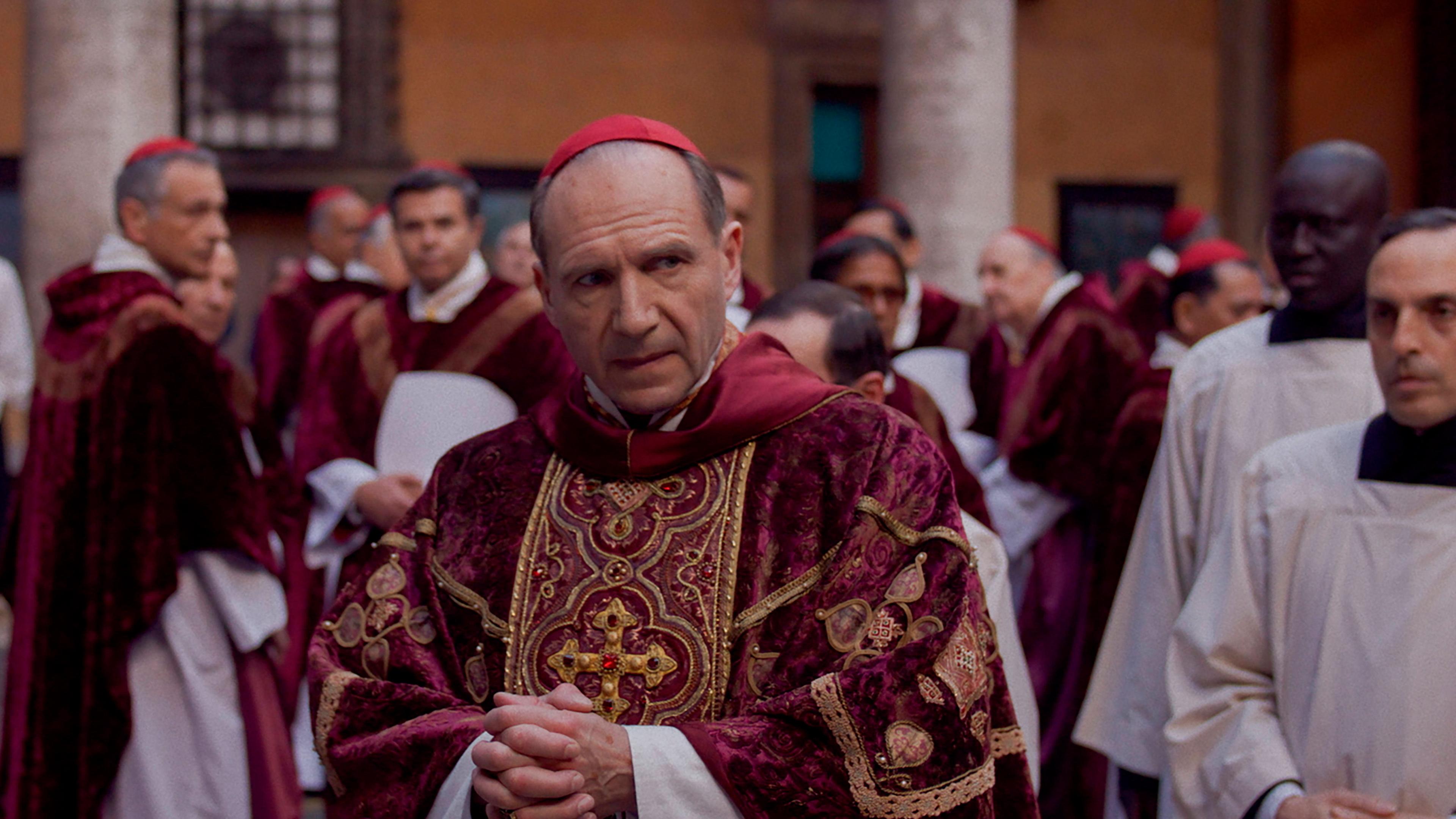 Ralph Fiennes in einer Filmszene von "Konklave"