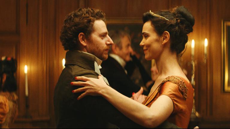 Zu sehen sind ein Mann und eine Frau, die miteinander tanzen und sich dabei tief in die Augen schauen.