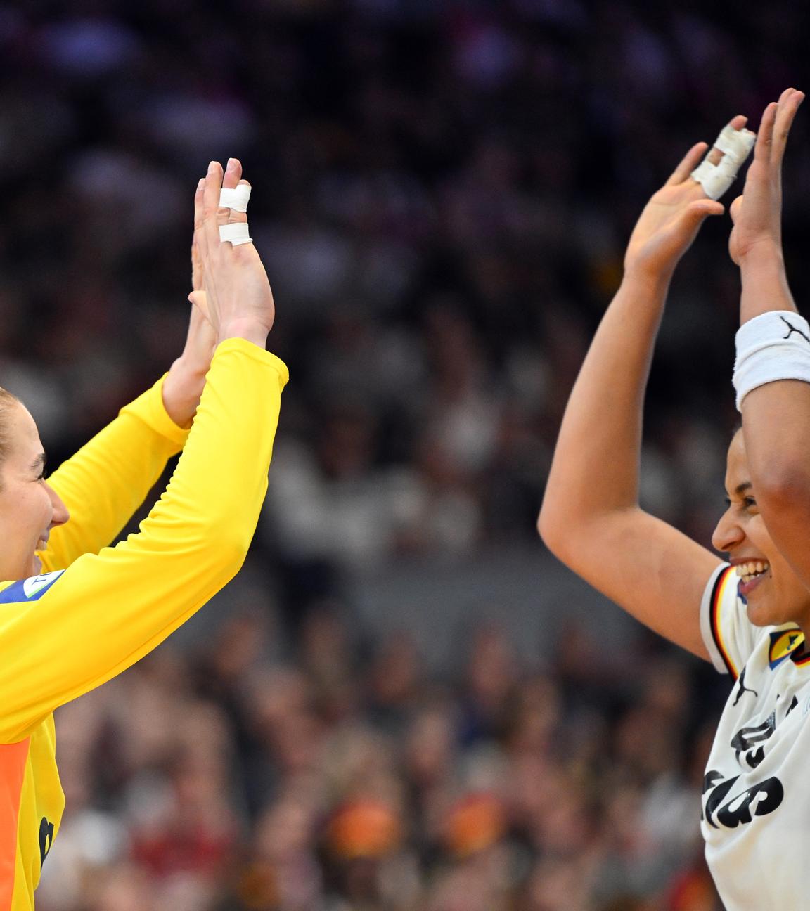 Katharina Filter und Aimee von Pereira (Deutschland) bejubeln ein Tor.