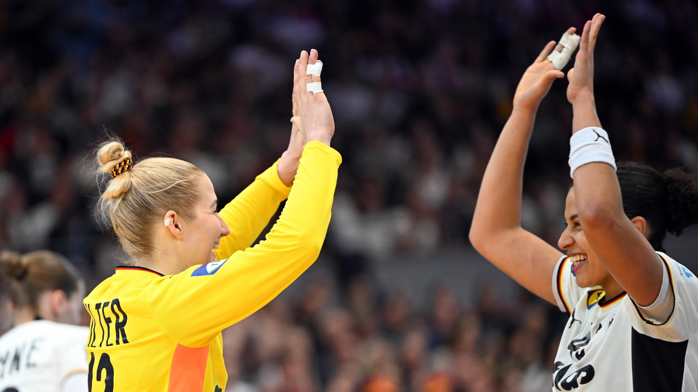 Katharina Filter und Aimee von Pereira (Deutschland) bejubeln ein Tor.