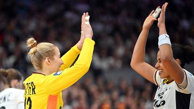 Katharina Filter und Aimee von Pereira (Deutschland) bejubeln ein Tor.
