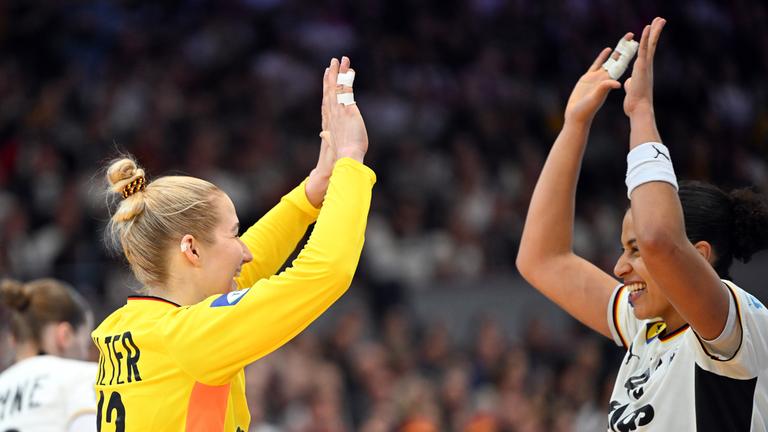 Katharina Filter und Aimee von Pereira (Deutschland) bejubeln ein Tor.