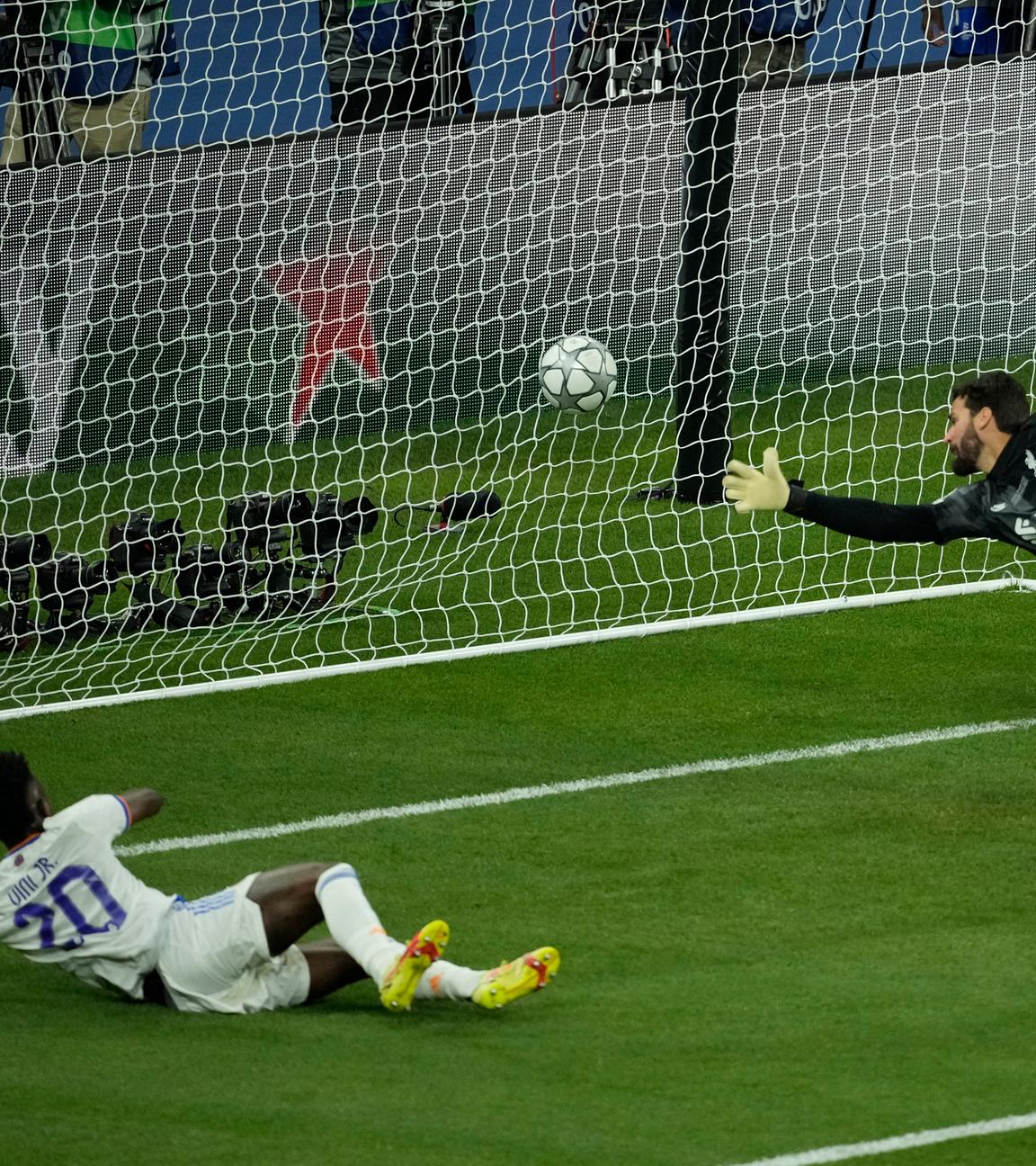 Champions League, Finale FC Liverpool - Real Madrid: Vinicius Junior (l.) von Real Madrid erzielt das 1:0 für seine Mannschaft