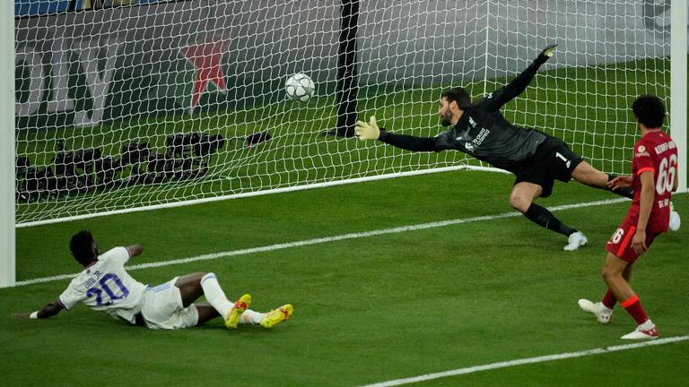 Champions League, Finale FC Liverpool - Real Madrid: Vinicius Junior (l.) von Real Madrid erzielt das 1:0 für seine Mannschaft