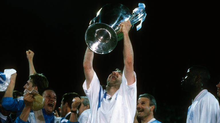 Champions League, Finale 1993: Rudi Völler (Olympique Marseille) reckt den Siegerpokal in die Höhe