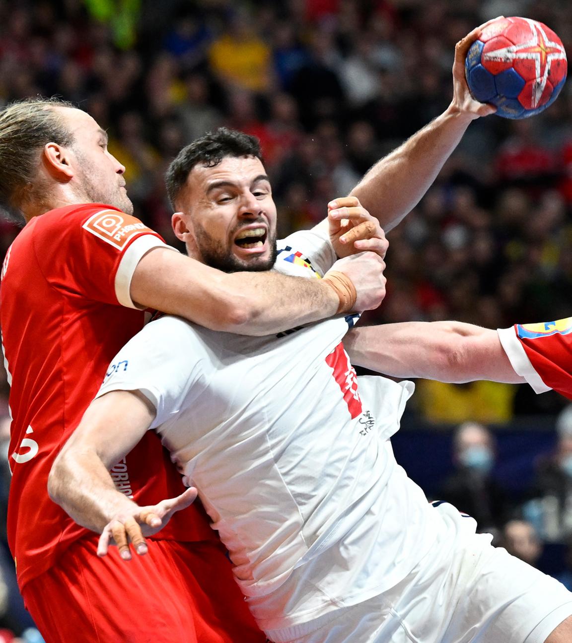 29.01.2023, Stockholm, Schweden: Nedim Remili (Frankreich) wird während des Finales der IHF-Handball-WM gegen Dänemark gestoppt