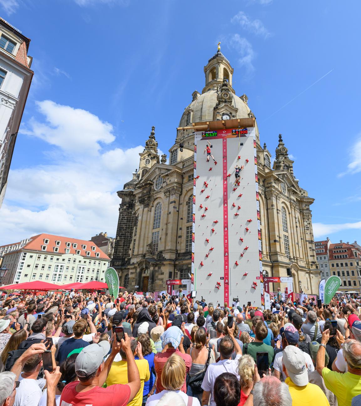 Zuschauer der Kletter-Wettbewerbe vor der Dresdner Frauenkirche