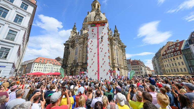Zuschauer der Kletter-Wettbewerbe vor der Dresdner Frauenkirche