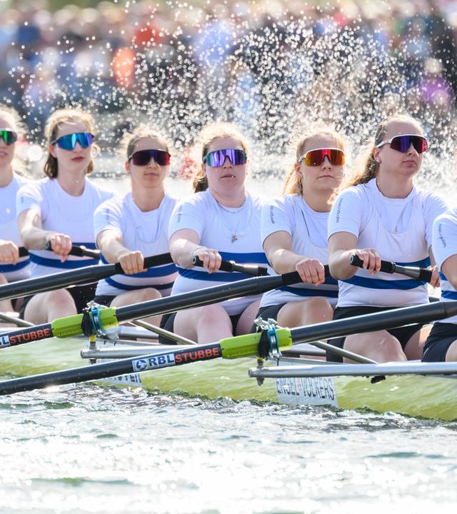Der Frauenachter vom Hannoverschen Ruder-Club ist im Rahmen der Eröffnung der Finals auf dem Maschsee unterwegs.