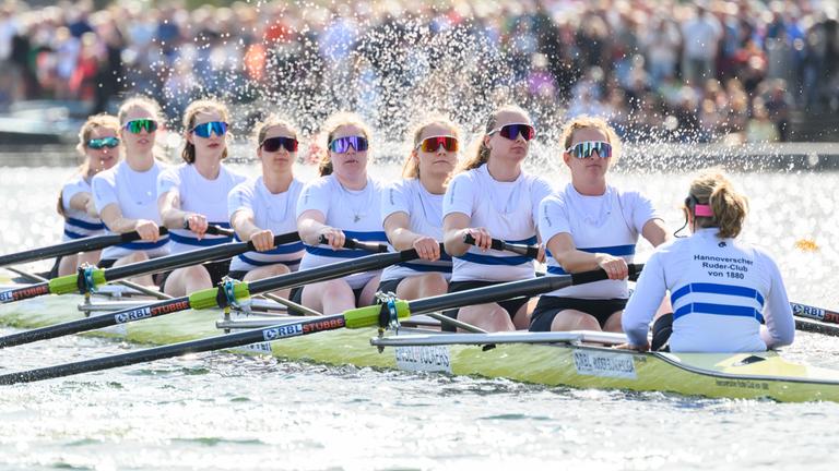 Der Frauenachter vom Hannoverschen Ruder-Club ist im Rahmen der Eröffnung der Finals auf dem Maschsee unterwegs.