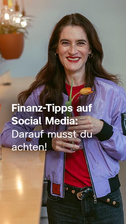 Sina Mainitz hält eine Blume in der Hand; Schrift: Finanz-Tipps auf Social Media