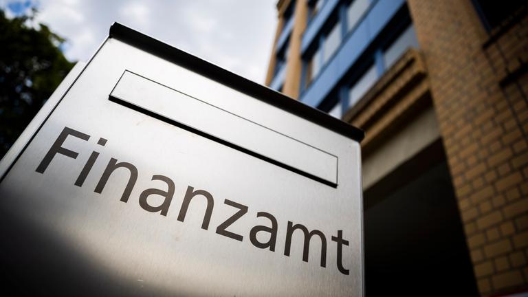 Der Briefkasten des Finanzamts für Körperschaften III in Berlin-Tempelhof.