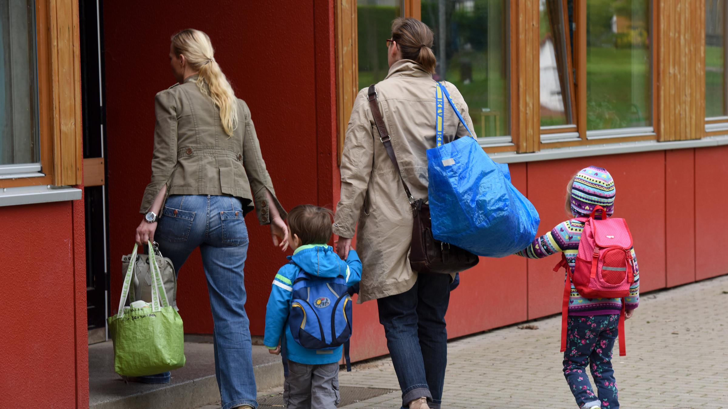 Mütter bringen Kinder in die Kita