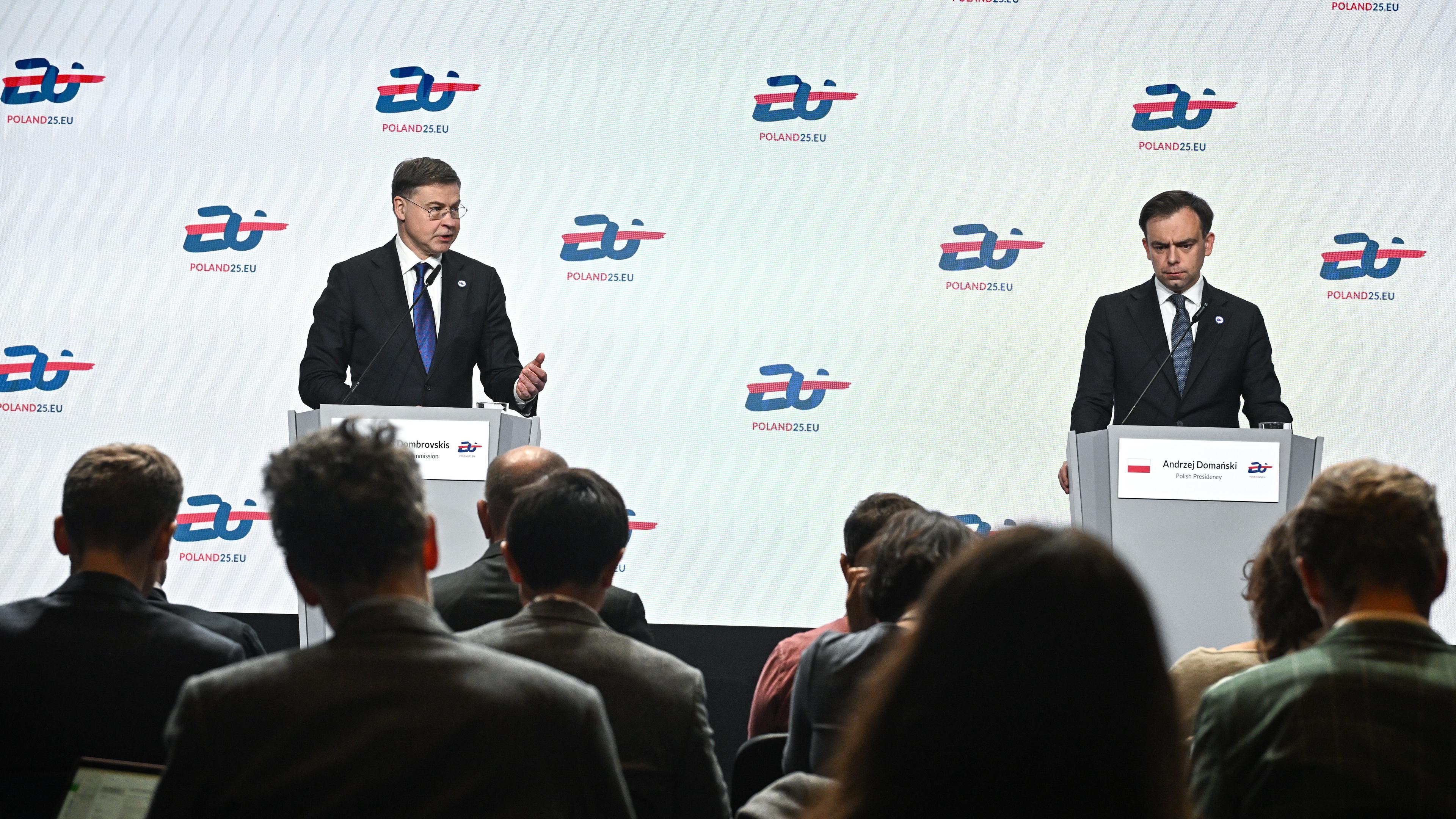  EU-Wirtschaftskommissar Valdis Dombrovskis und Andrzej Domanski, Finanzminister von Polen bei einer Pressekonferenz.