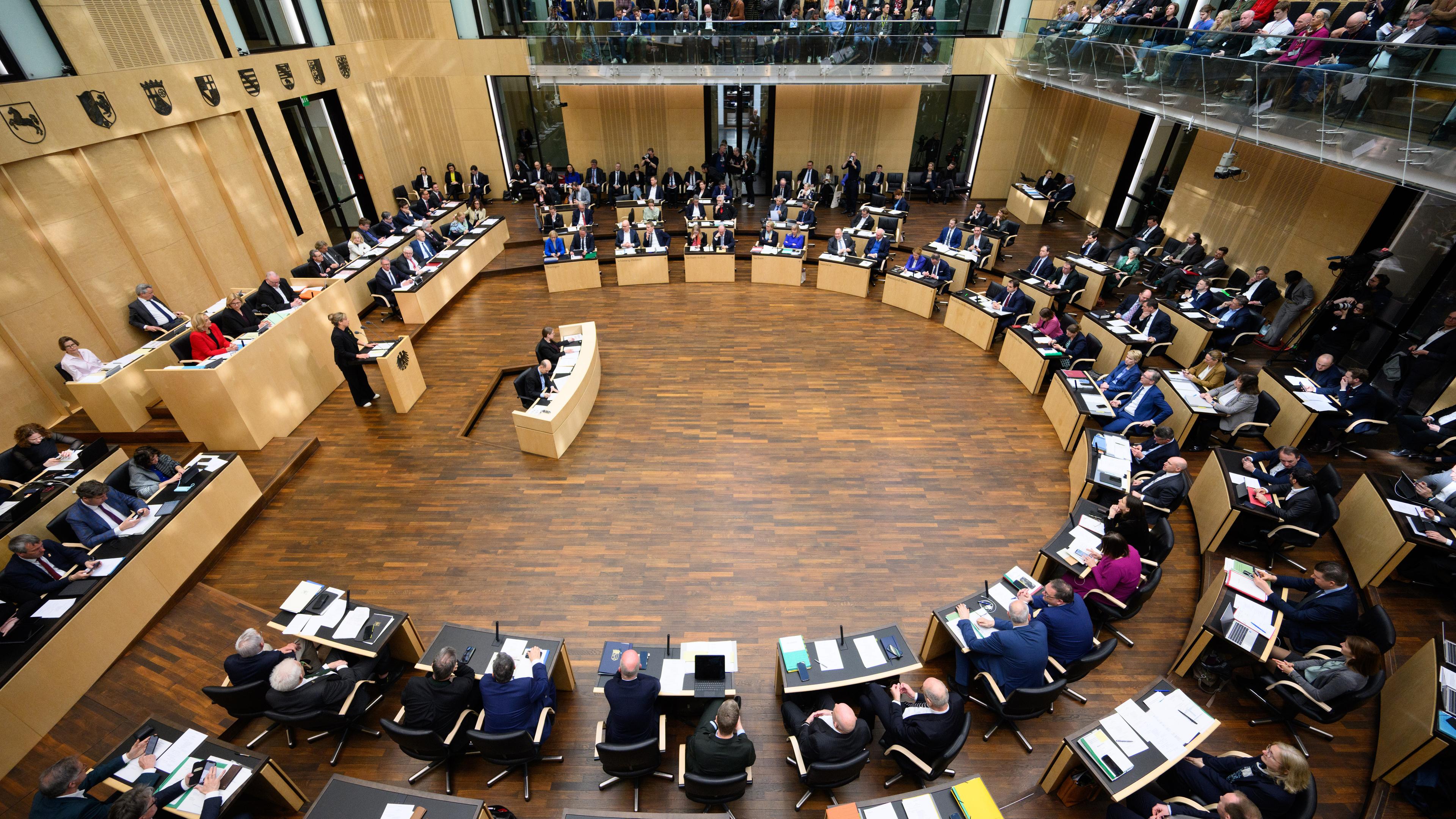  Mona Neubaur (Bündnis 90/Die Grünen), Ministerin für Wirtschaft, Industrie, Klimaschutz und Energie und stellvertretende Ministerpräsidentin von Nordrhein-Westfalen, spricht bei der Plenarsitzung im Deutschen Bundesrat am Rednerpult. 